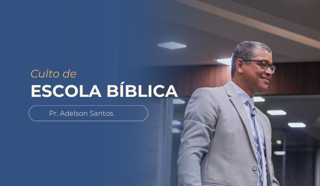 Banner de divulgação do Culto de Escola Bíblica. À esquerda, fundo azul com o texto ‘Culto de Escola Bíblica – Pr. Adelson Santos’. À direita, foto do pastor Adelson Santos usando terno cinza, sorrindo enquanto fala no púlpito.