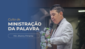 A imagem representa o ministro Jhonny, em cima do púlpito com um microfone.