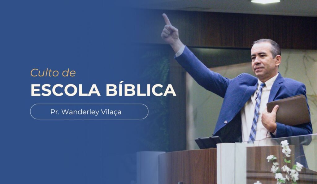 Imagem destaque da síntese do culto. Titulo Culto de Escola Bíblica Pastor Wanderley Vilaça. Fotografia do pastor de frente para igreja . Ele usa terno azul