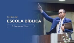 Imagem destaque da síntese do culto. Titulo Culto de Escola Bíblica Pastor Wanderley Vilaça. Fotografia do pastor de frente para igreja . Ele usa terno azul
