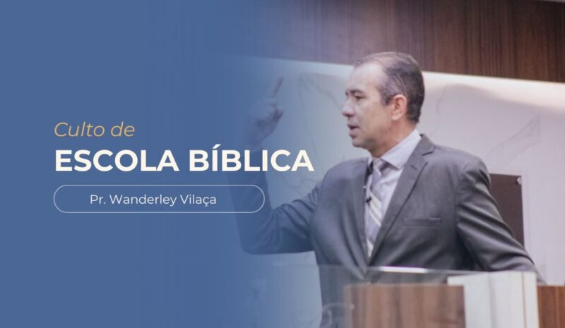 Imagem de divulgação de um culto de Escola Bíblica. À direita, o Pastor Wanderley Vilaça de terno e gravata está pregando atrás de um púlpito, com uma das mãos levantada. À esquerda, sobre um fundo azul em degradê, aparece o texto: “Culto de Escola Bíblica” e abaixo “Pr. Wanderley Vilaça