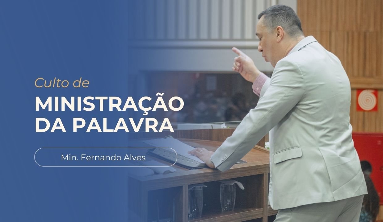 Ministro Fernando Alves está em pé atrás de um púlpito de madeira, vestindo um terno claro. Ele olha para um documento apoiado à sua frente e gesticula com a mão direita, com o dedo indicador levantado, como se estivesse enfatizando um ponto durante a pregação.