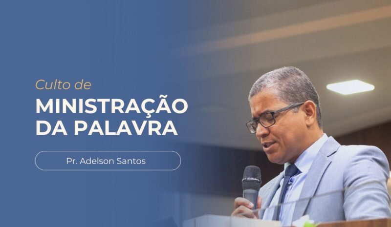 Pastor Adelson no púlpito, utilizando um terno azul claro, com a cabeça curvada, orando.