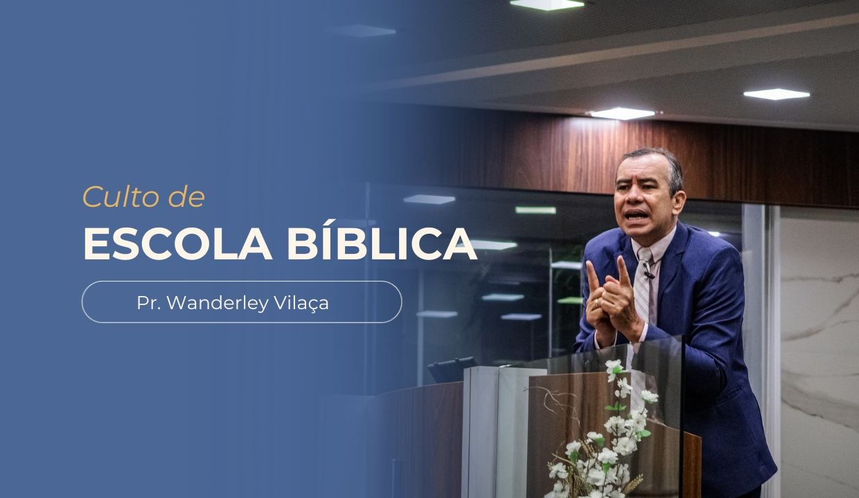 Banner de culto de Escola Bíblica com fundo azul. À direita aparece o pastor Wanderley Vilaça sorrindo, usando terno azul. À esquerda está escrito: 'Culto de Escola Bíblica – Pr. Wanderley Vilaça'.
