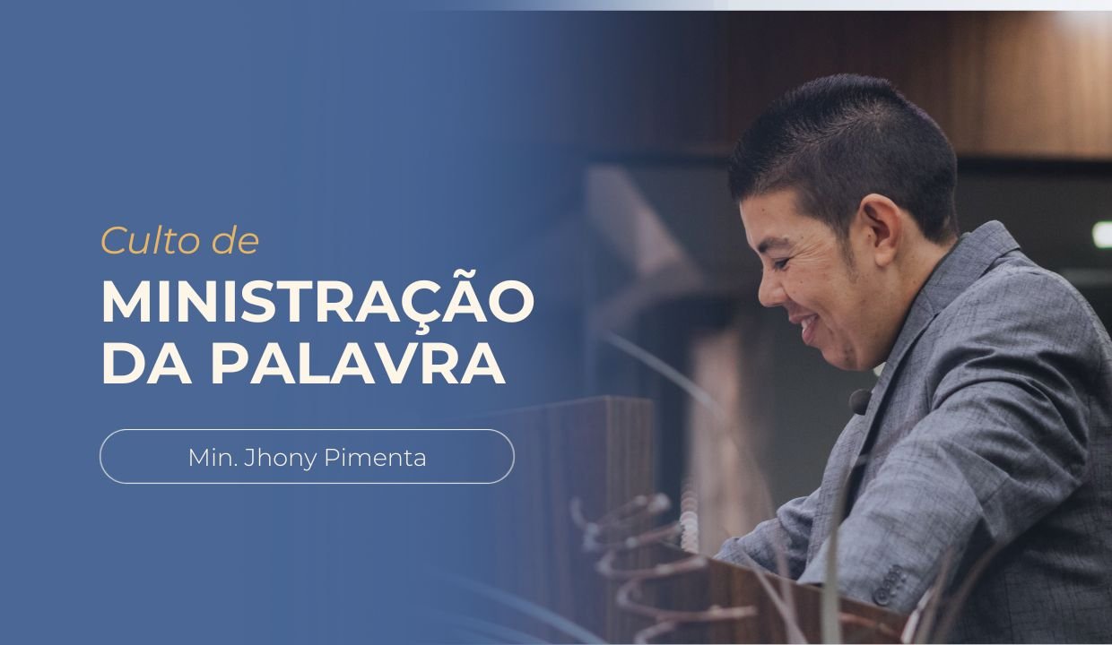 Ministro Jhony Pimenta pregando no púlpito durante o culto de ministração da palavra. Ele veste terno escuro e está posicionado atrás do púlpito.
