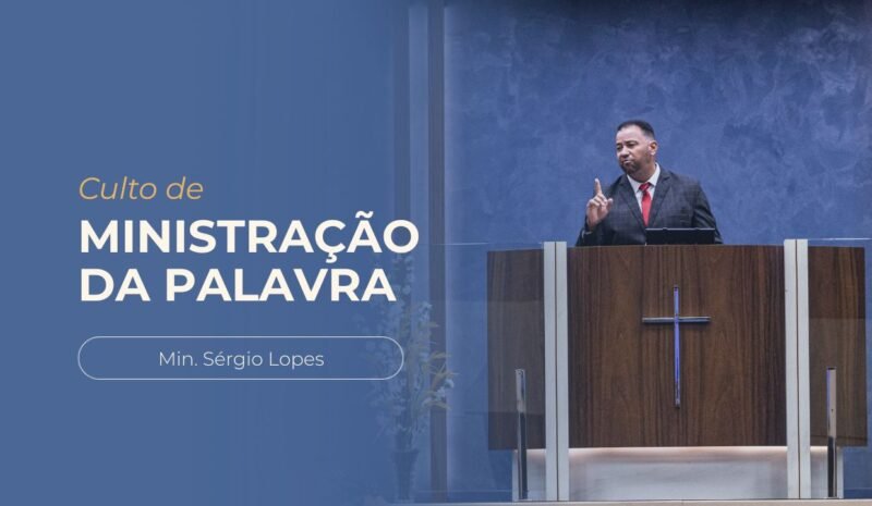 Ministro Sérgio vestido de terno preto e gravata vermelha. Posicionado em cima do púlpito.