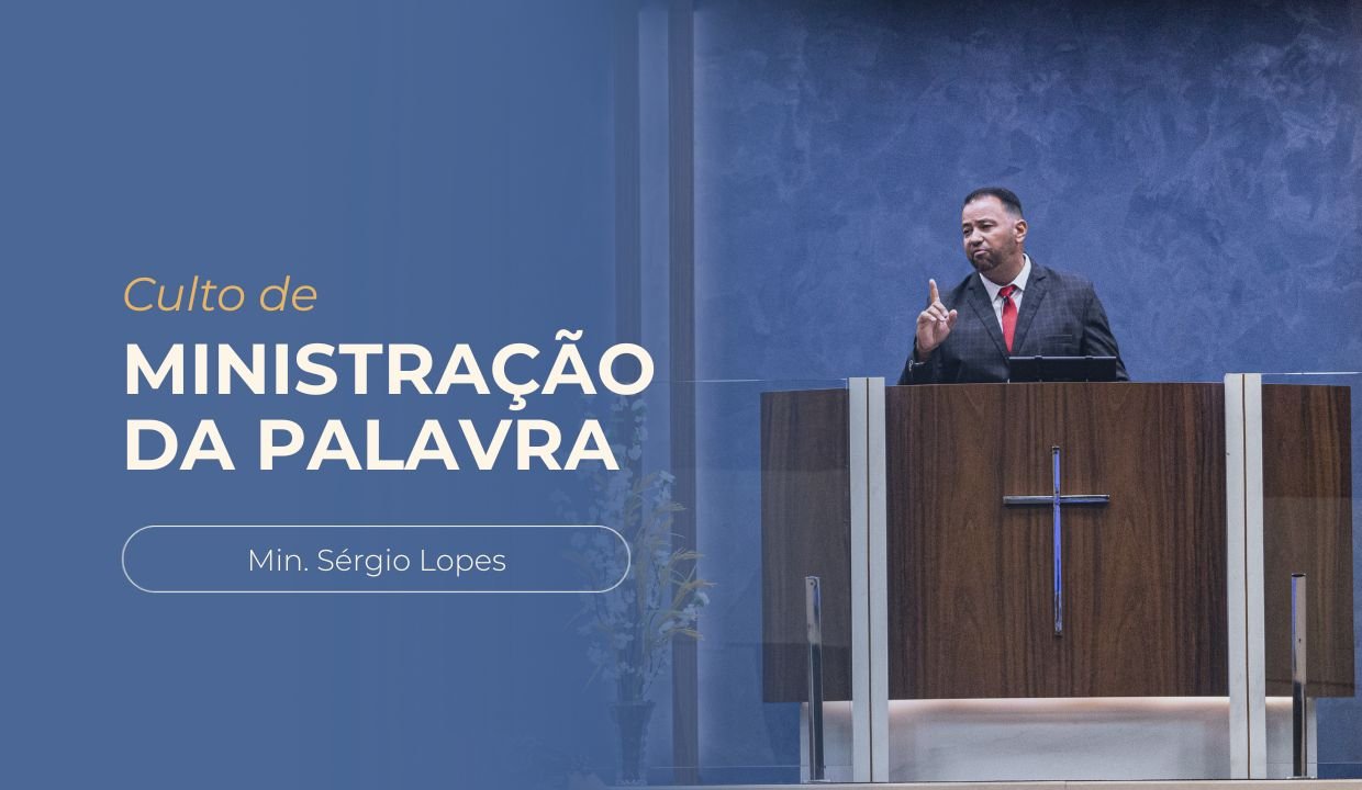 Ministro Sérgio vestido de terno preto e gravata vermelha. Posicionado em cima do púlpito.