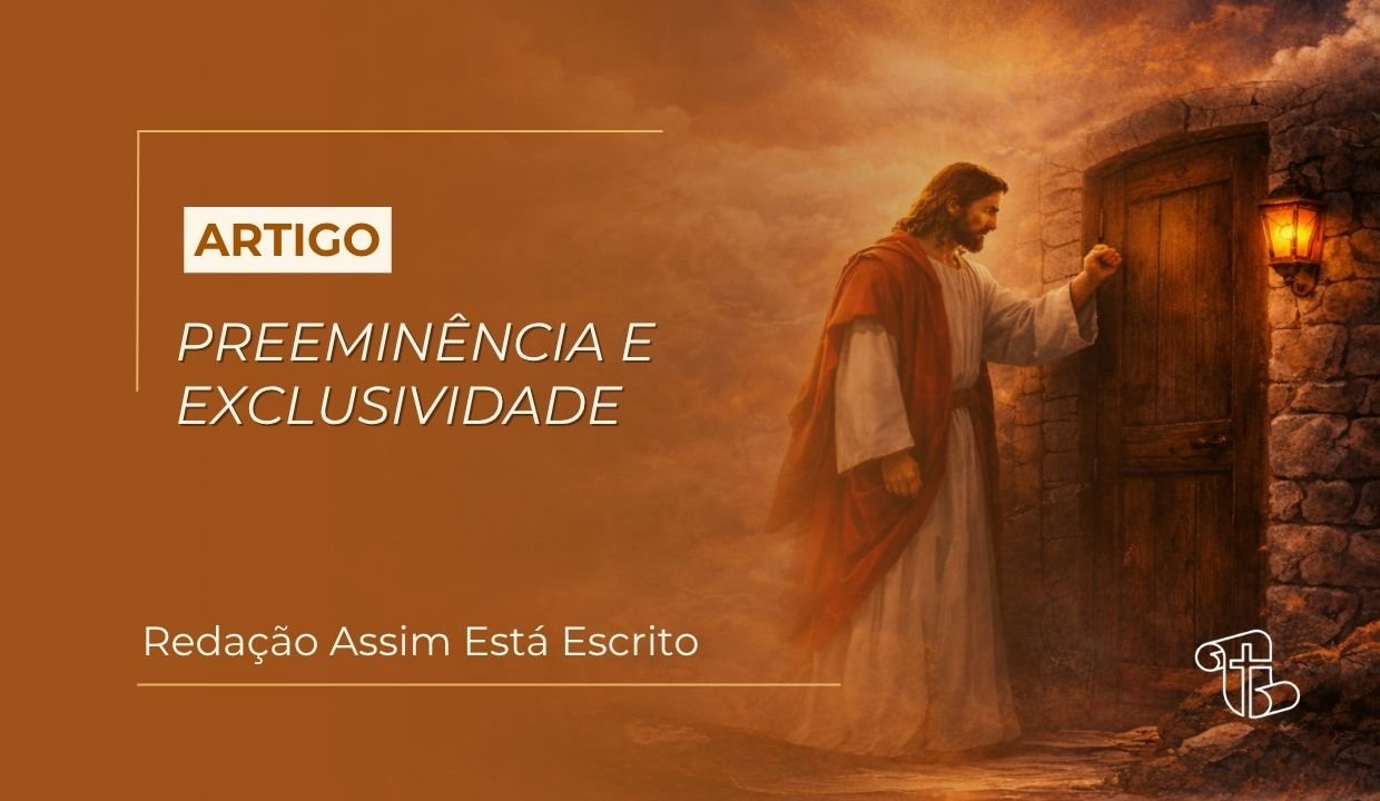 Imagem em tons quentes mostrando Jesus, vestido com túnica branca e manto vermelho, batendo em uma porta de madeira em uma parede de pedras iluminada por uma lanterna. À esquerda, em fundo marrom, aparece o título “ARTIGO – PREEMINÊNCIA E EXCLUSIVIDADE”. A cena transmite um momento simbólico de Jesus chamando à porta
