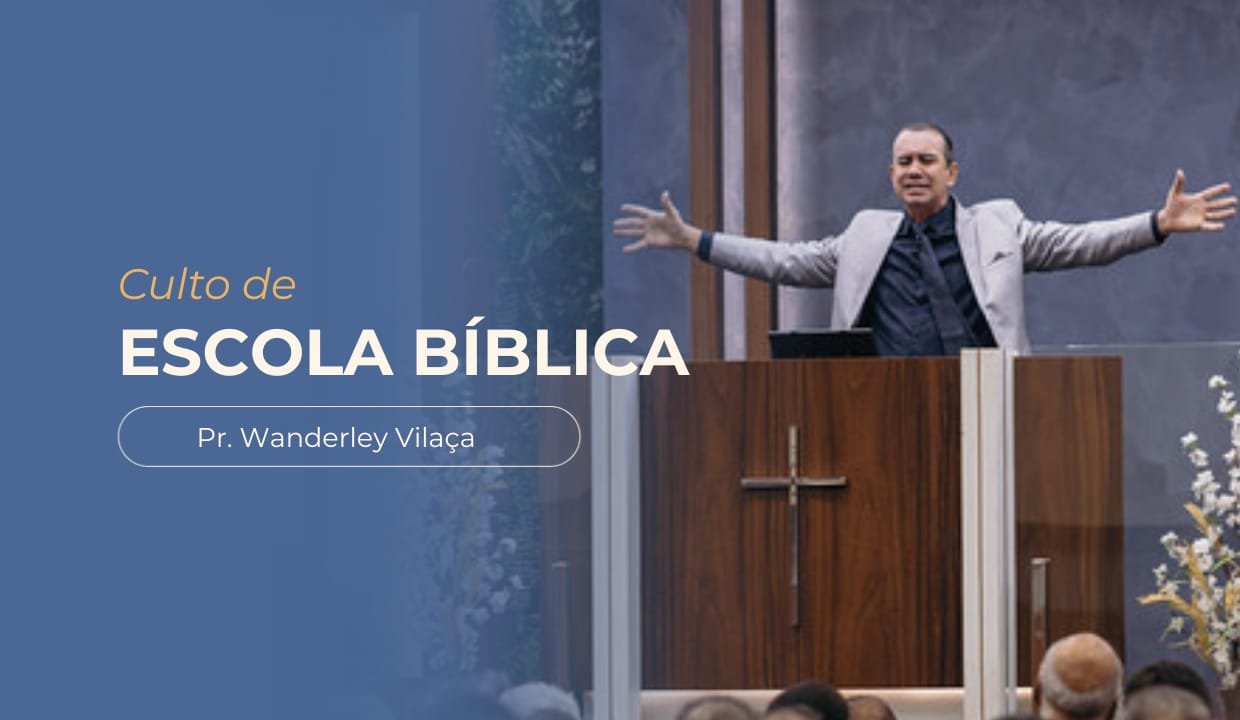 Imagem do culto de escola bíblica. À direita, o pastor está em pé atrás do púlpito de madeira com uma cruz, com os braços abertos enquanto prega. À esquerda, sobre um fundo azul, aparece o texto ‘Culto de Escola Bíblica’ e abaixo ‘Pr. Wanderley Vilaça’.