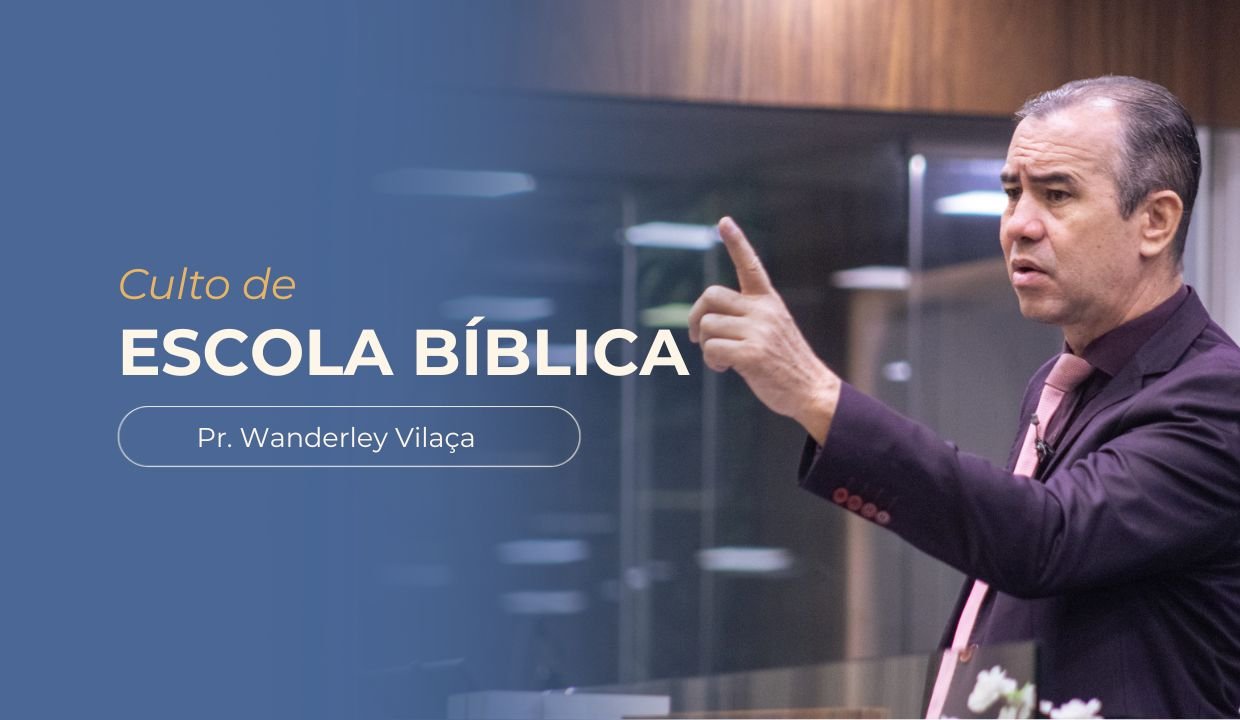 Imagem do culto de escola bíblica. À direita, o pastor está com a mão erguida apontando o dedo indicador enquanto prega. À esquerda, sobre um fundo azul, aparece o texto ‘Culto de Escola Bíblica’ e abaixo ‘Pr. Wanderley Vilaça’.